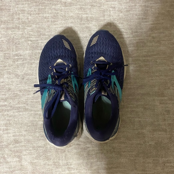 Brooks - Picture 2 of 4